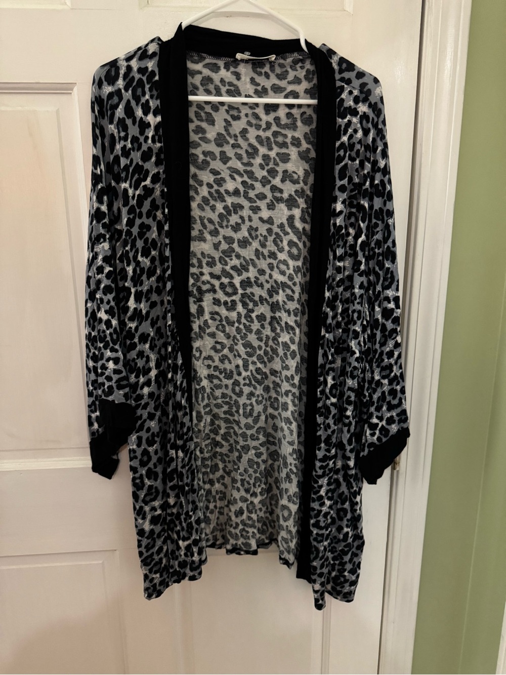 Zenana Outfitters Black & Gray Leopard Print Open-Front Cardigan